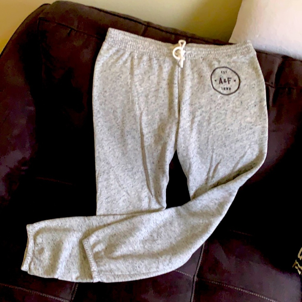 These comfy sweat pants are perfect for the cooler weather. Only worn once!